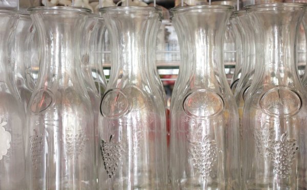 Quelle est l'origine et le parcours historique de cette carafe spécifique ?